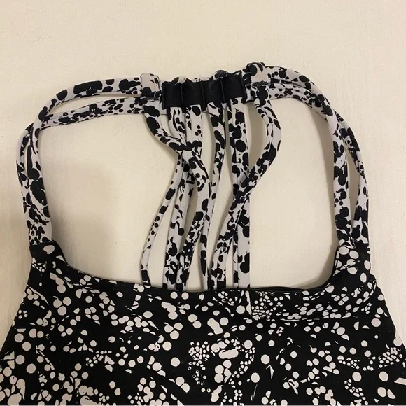 Lululemon high neck sports bra - size 4 - Picture 3 of 4